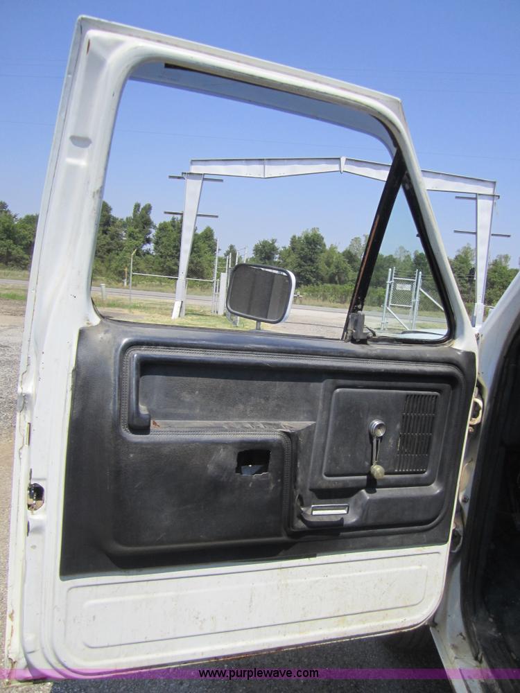 image for item H9756 1981 Ford F350 pickup truck