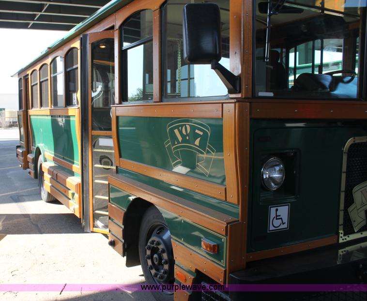 image for item A2733 2001 Chance Coach AH-28 transit bus