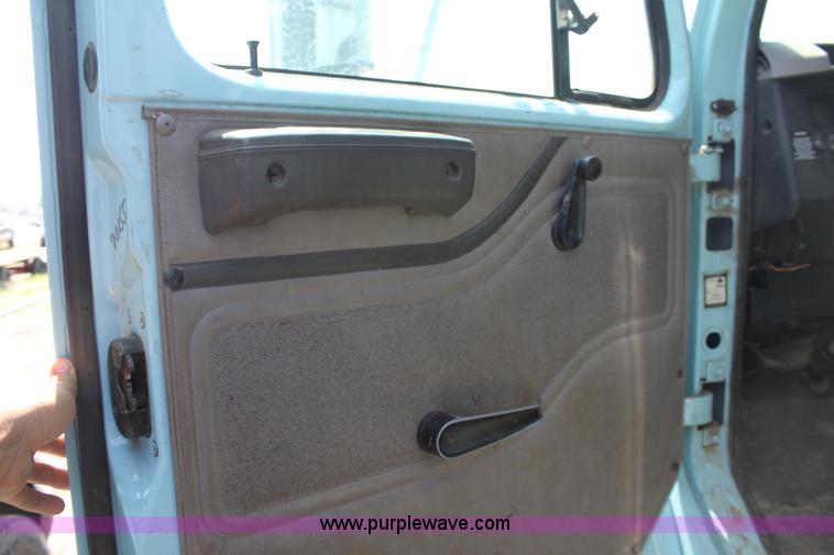 image for item A2759 2001 International 4700 dump truck