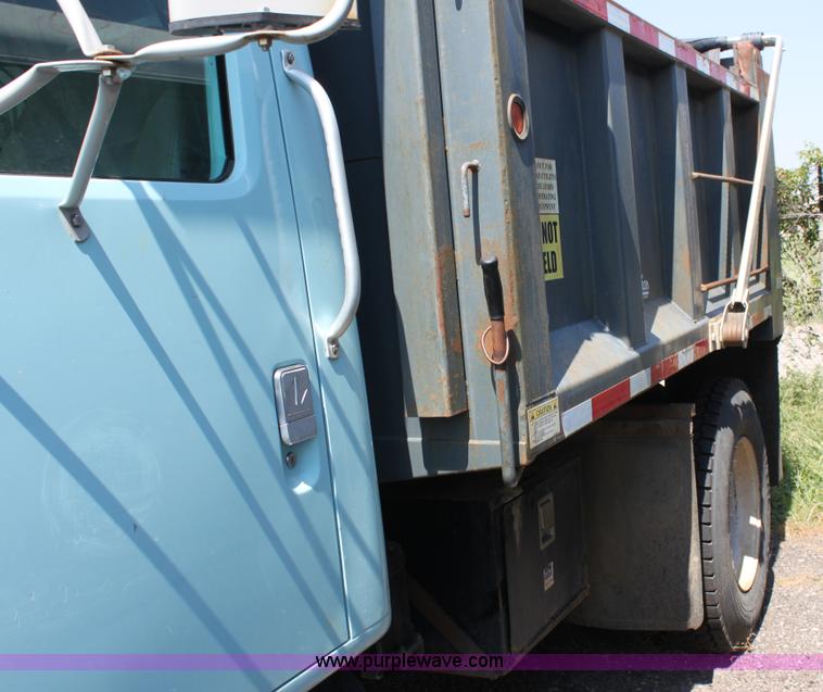 image for item A2759 2001 International 4700 dump truck