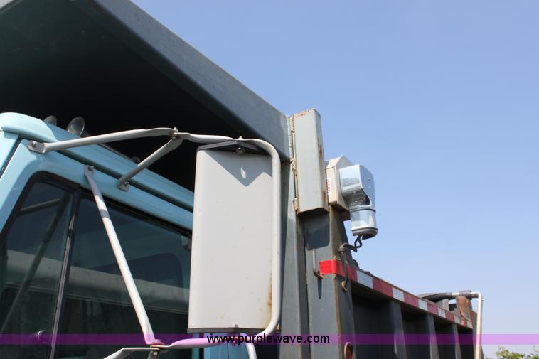 image for item A2759 2001 International 4700 dump truck