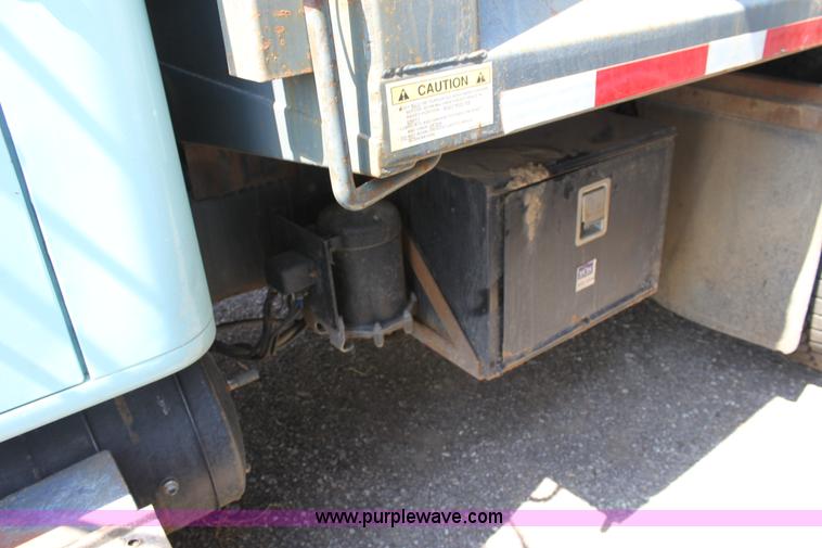 image for item A2759 2001 International 4700 dump truck