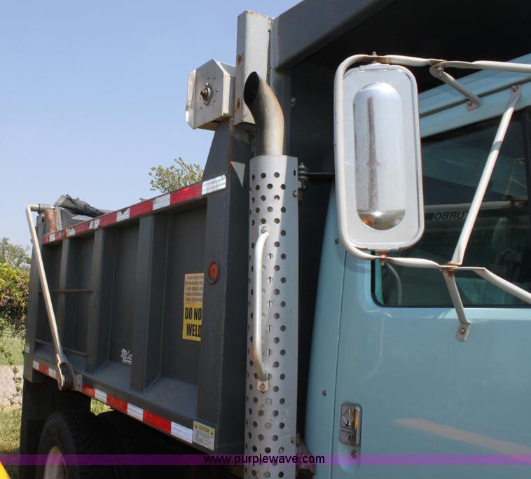 image for item A2759 2001 International 4700 dump truck