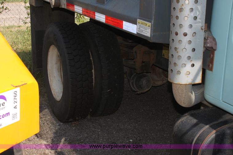 image for item A2759 2001 International 4700 dump truck