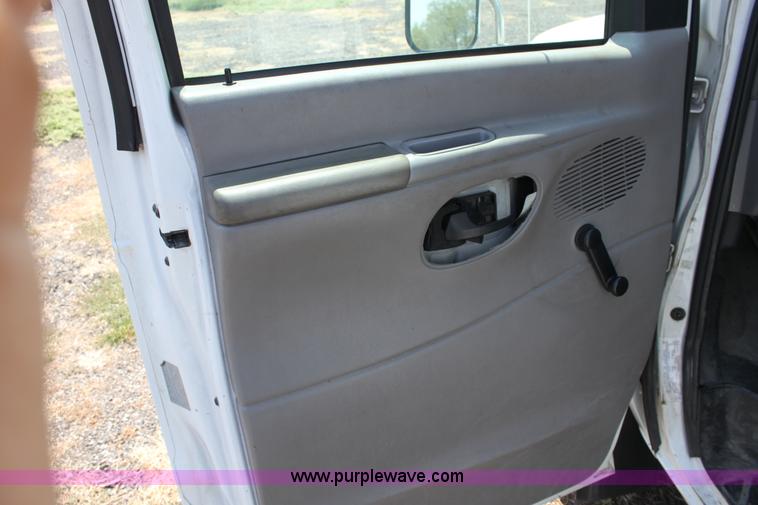 image for item A2762 2000 Ford E450 Super Duty transit bus
