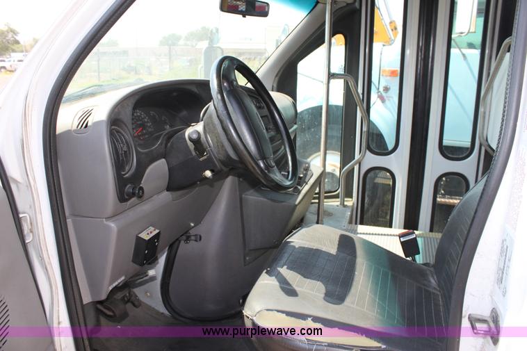 image for item A2762 2000 Ford E450 Super Duty transit bus