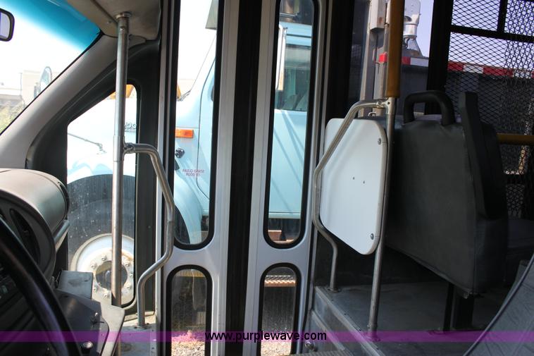 image for item A2762 2000 Ford E450 Super Duty transit bus