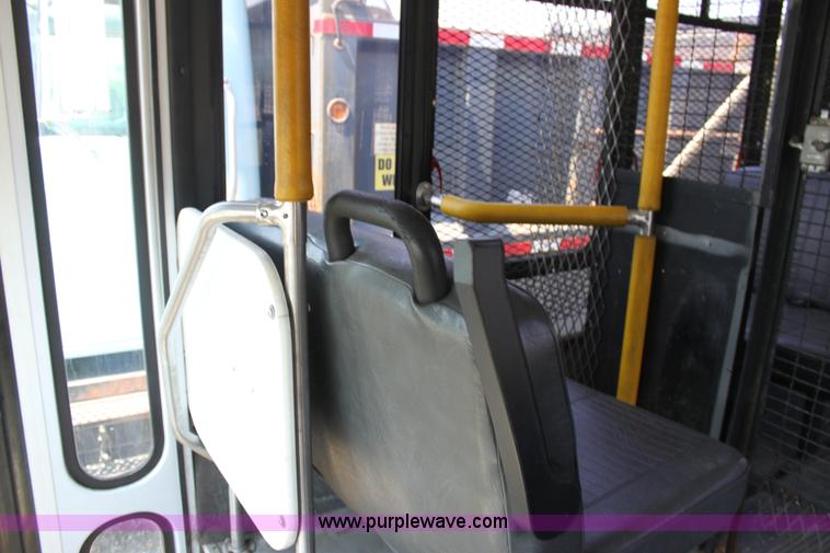 image for item A2762 2000 Ford E450 Super Duty transit bus