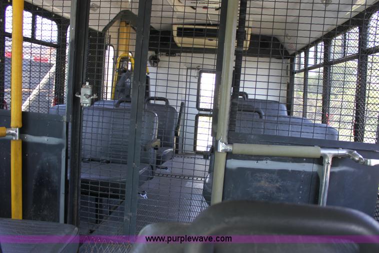 image for item A2762 2000 Ford E450 Super Duty transit bus