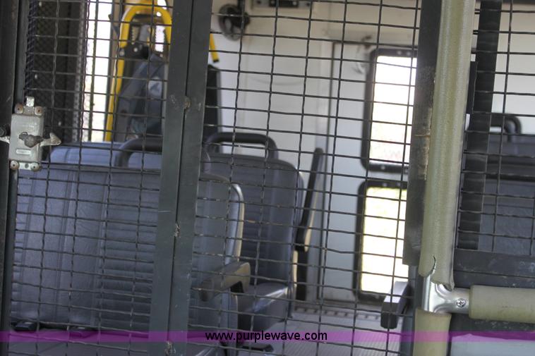 image for item A2762 2000 Ford E450 Super Duty transit bus