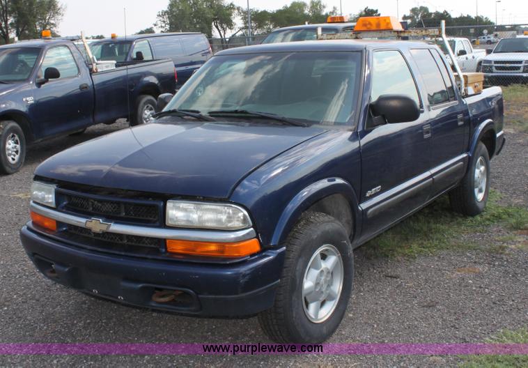 image for item A2768 2003 Chevrolet S10 LS crew cab pickup truck