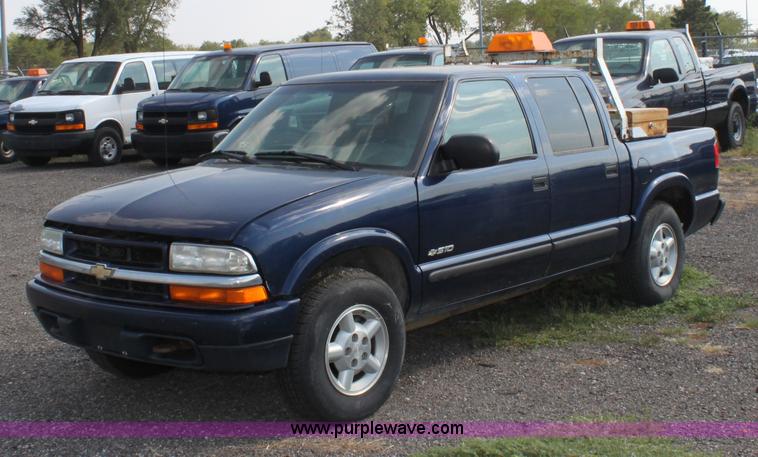 image for item A2768 2003 Chevrolet S10 LS crew cab pickup truck