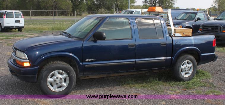 image for item A2768 2003 Chevrolet S10 LS crew cab pickup truck