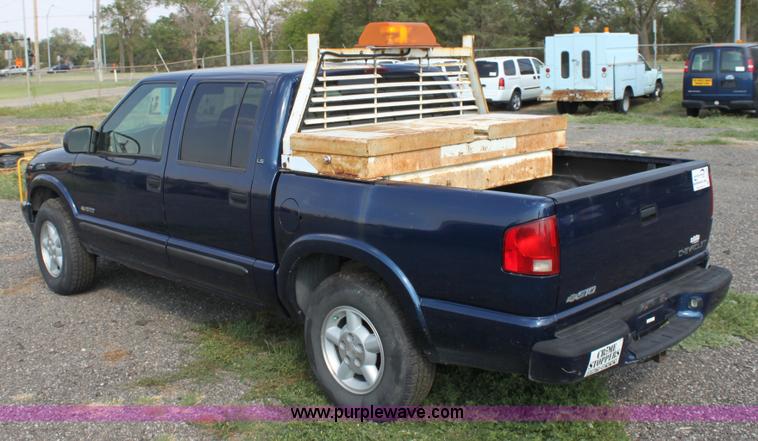 image for item A2768 2003 Chevrolet S10 LS crew cab pickup truck