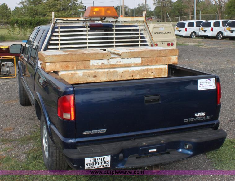 image for item A2768 2003 Chevrolet S10 LS crew cab pickup truck