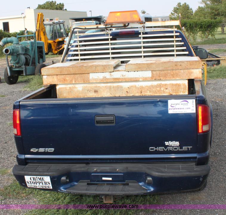 image for item A2768 2003 Chevrolet S10 LS crew cab pickup truck