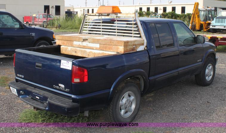 image for item A2768 2003 Chevrolet S10 LS crew cab pickup truck