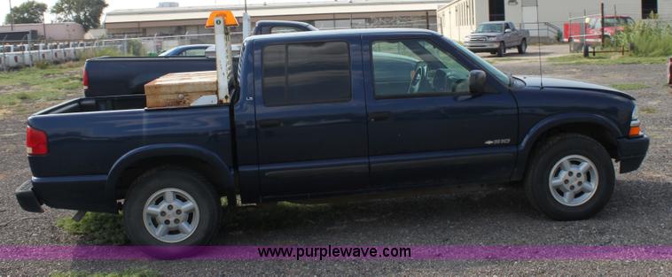 image for item A2768 2003 Chevrolet S10 LS crew cab pickup truck