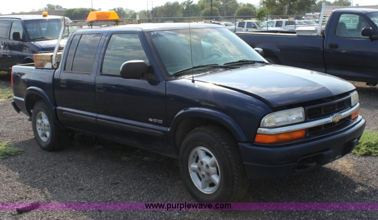 image for item A2768 2003 Chevrolet S10 LS crew cab pickup truck