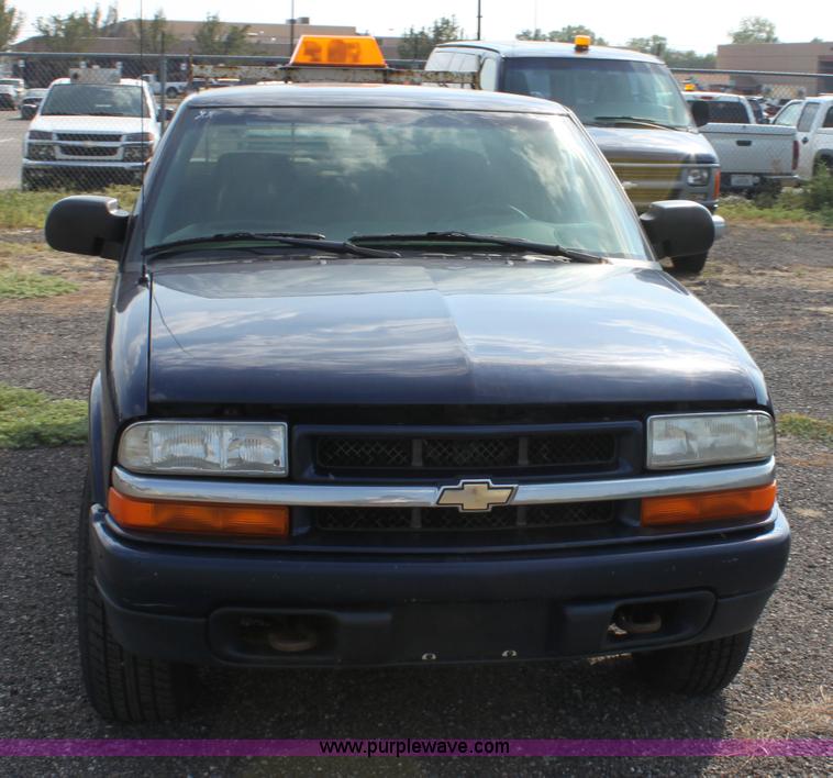 image for item A2768 2003 Chevrolet S10 LS crew cab pickup truck
