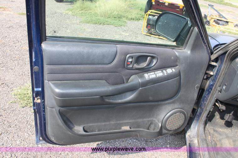 image for item A2768 2003 Chevrolet S10 LS crew cab pickup truck