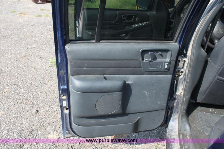 image for item A2768 2003 Chevrolet S10 LS crew cab pickup truck