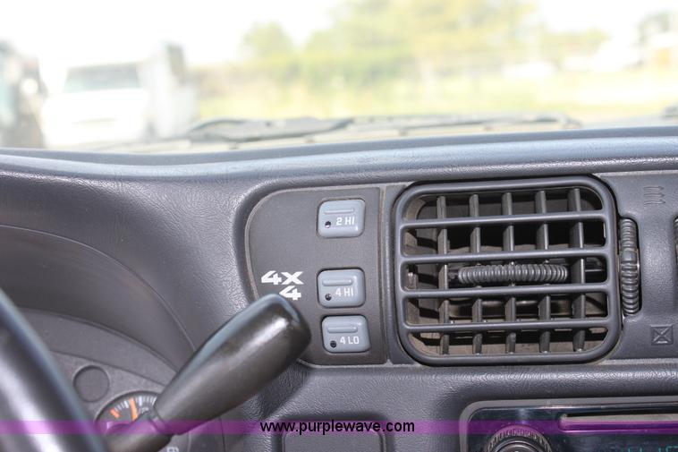 image for item A2768 2003 Chevrolet S10 LS crew cab pickup truck