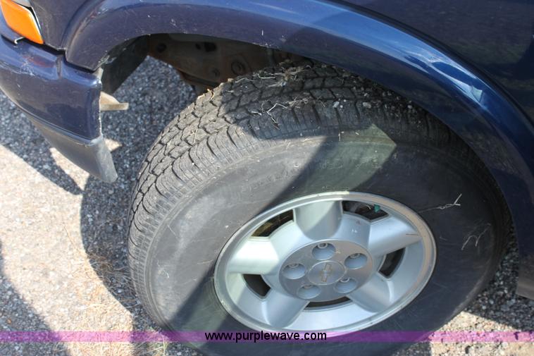 image for item A2768 2003 Chevrolet S10 LS crew cab pickup truck