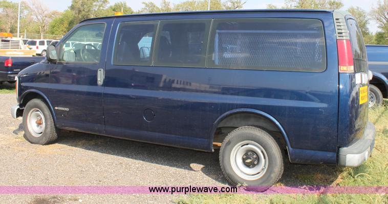 image for item A2769 2002 Chevrolet Express G2500 cargo van