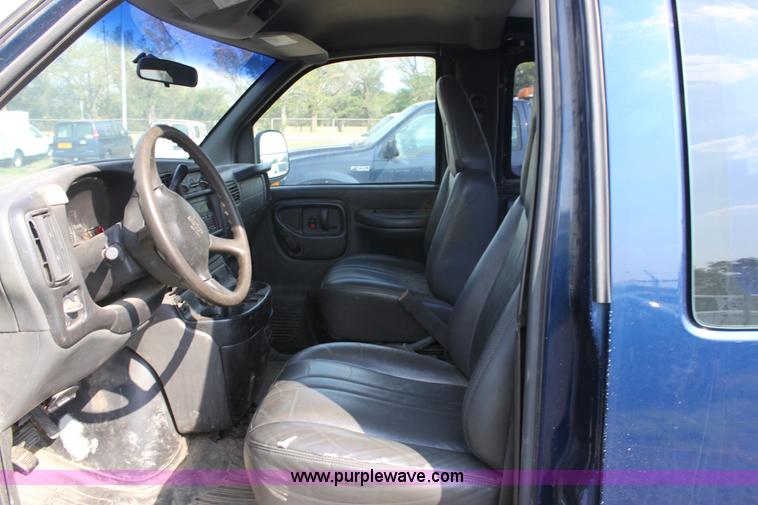 image for item A2769 2002 Chevrolet Express G2500 cargo van