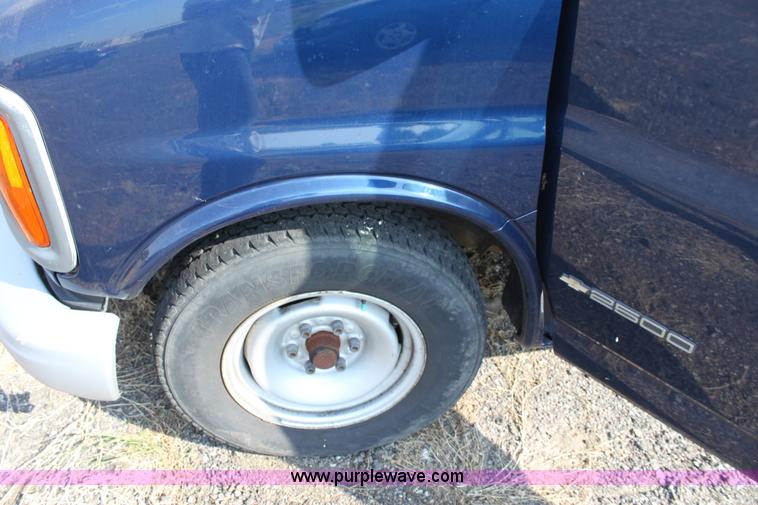 image for item A2769 2002 Chevrolet Express G2500 cargo van