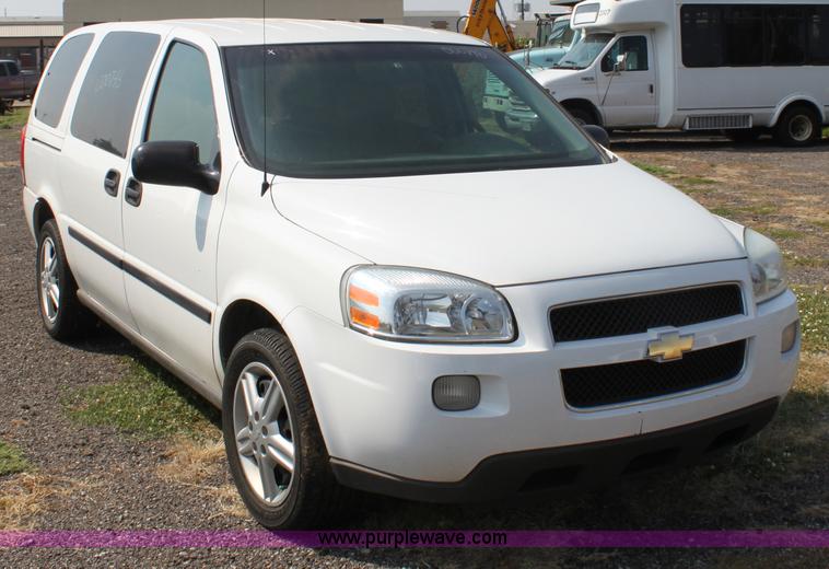image for item A2779 2005 Chevrolet Uplander mini van