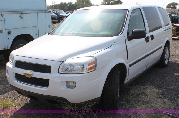 image for item A2780 2005 Chevrolet Uplander mini van