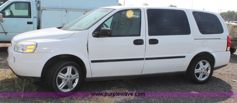image for item A2780 2005 Chevrolet Uplander mini van