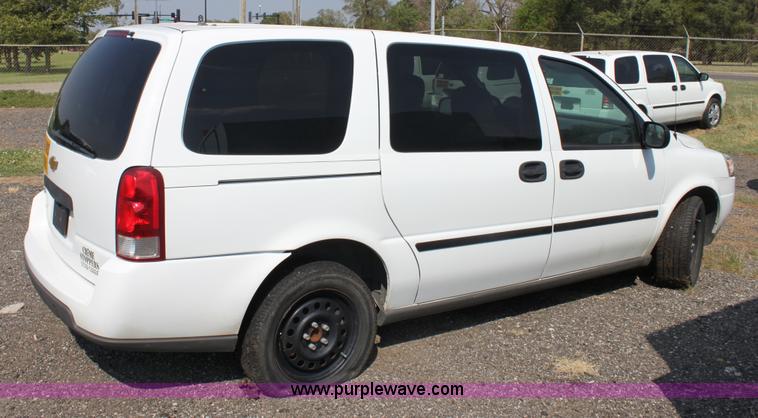 image for item A2780 2005 Chevrolet Uplander mini van