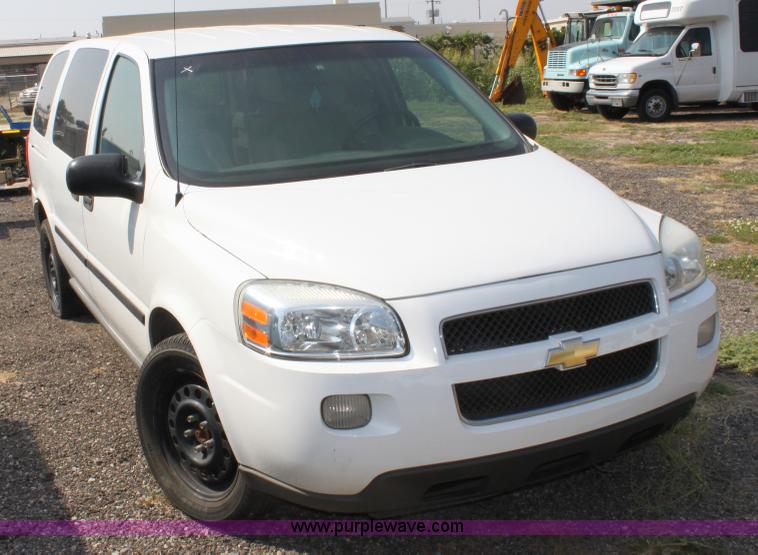 image for item A2780 2005 Chevrolet Uplander mini van
