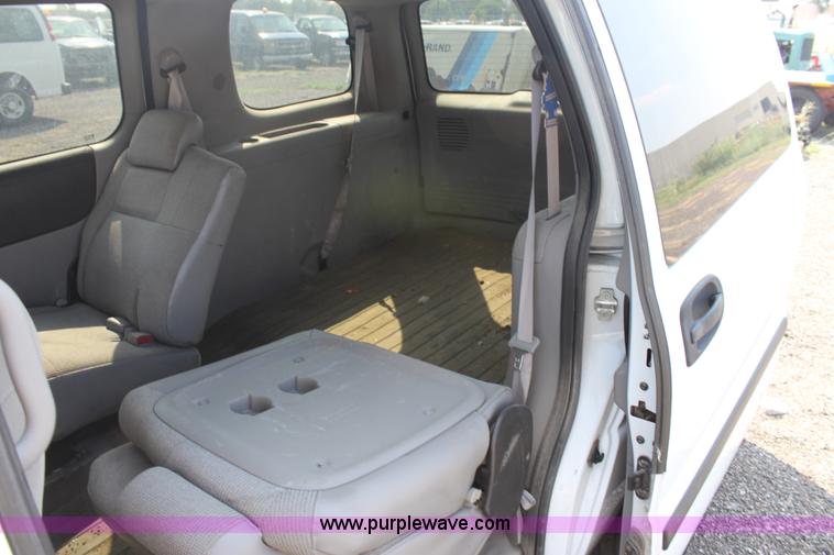 image for item A2780 2005 Chevrolet Uplander mini van