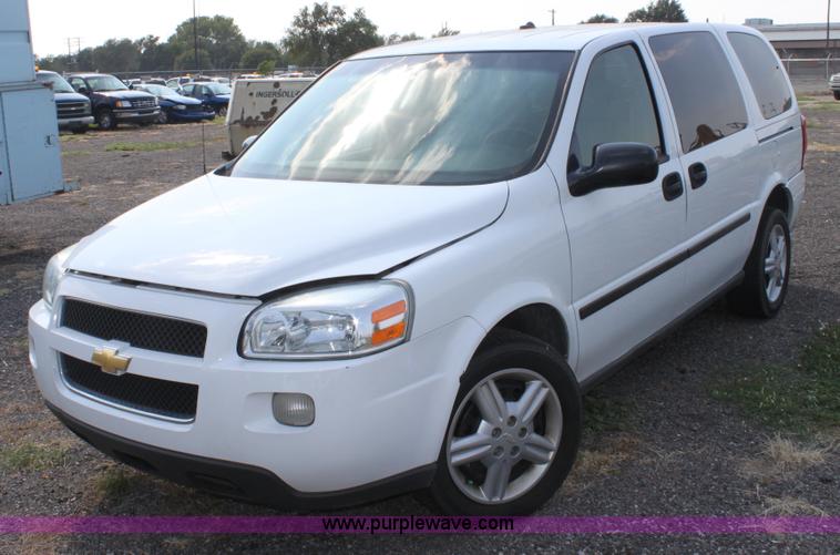 image for item A2781 2005 Chevrolet Uplander mini van
