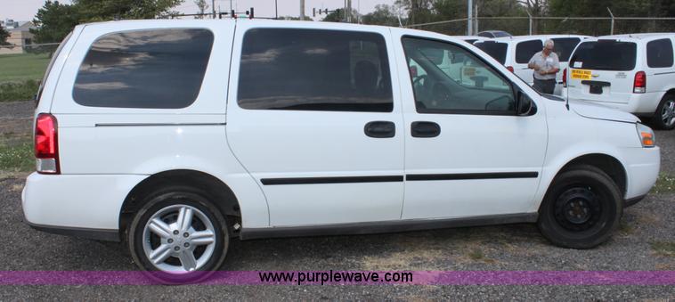 image for item A2781 2005 Chevrolet Uplander mini van