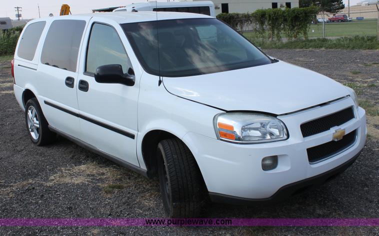 image for item A2781 2005 Chevrolet Uplander mini van