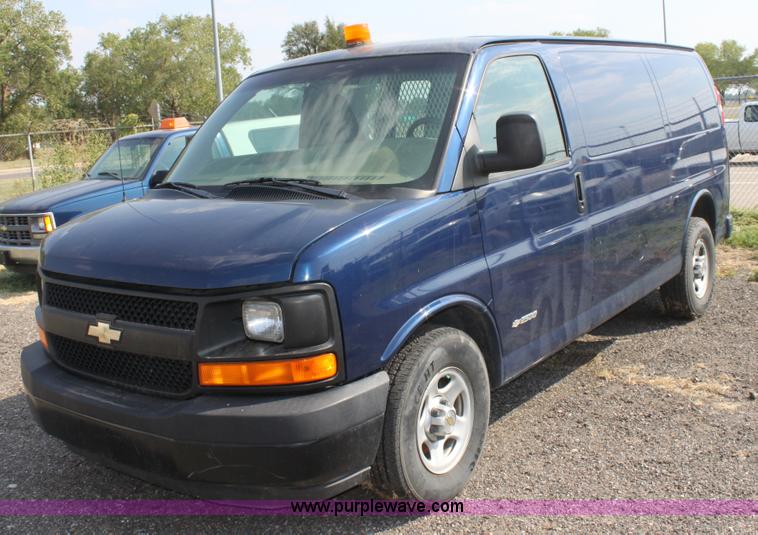 image for item A2785 2004 Chevrolet Express G1500 cargo van