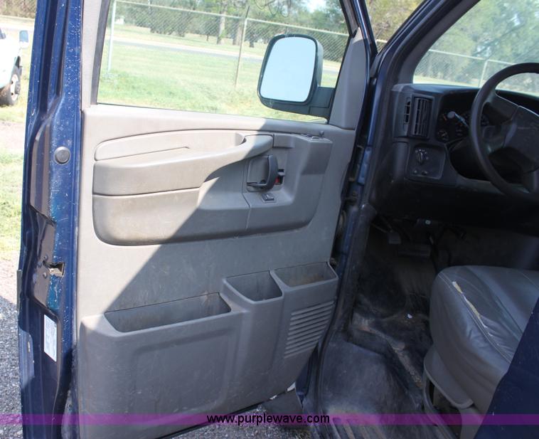 image for item A2785 2004 Chevrolet Express G1500 cargo van