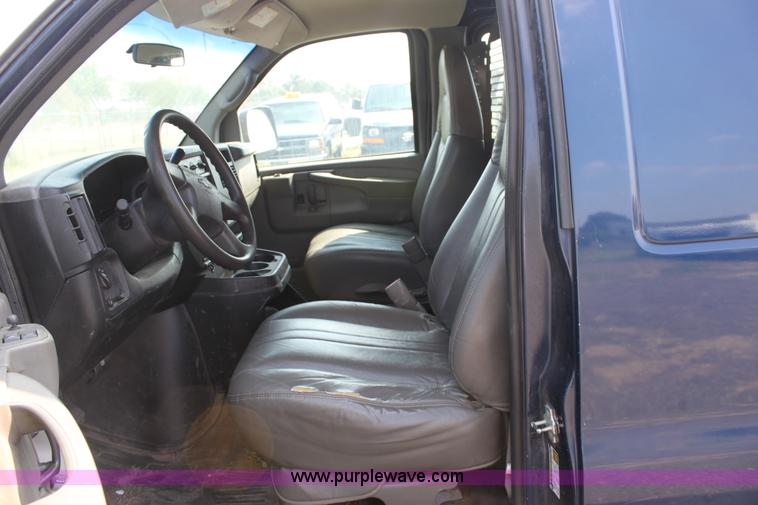 image for item A2785 2004 Chevrolet Express G1500 cargo van