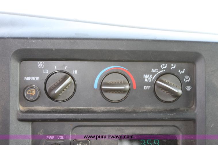 image for item A2785 2004 Chevrolet Express G1500 cargo van