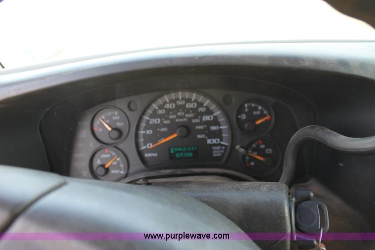 image for item A2785 2004 Chevrolet Express G1500 cargo van