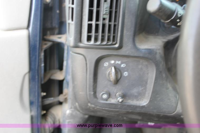 image for item A2785 2004 Chevrolet Express G1500 cargo van