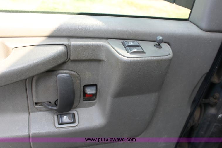 image for item A2785 2004 Chevrolet Express G1500 cargo van