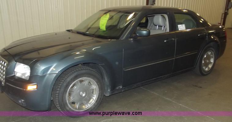 image for item A2272 2005 Chrysler 300