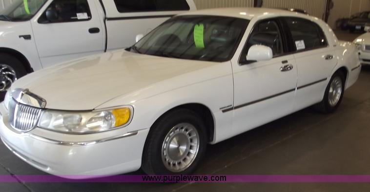 image for item A2274 1999 Lincoln Town Car Executive