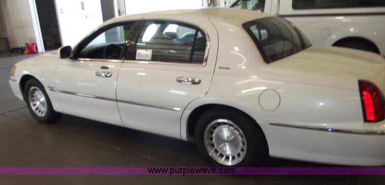 image for item A2274 1999 Lincoln Town Car Executive
